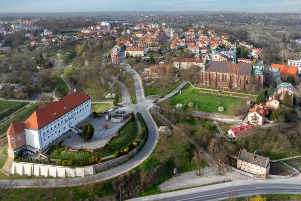 从空中俯瞰位于维斯瓦河七座山丘上的波兰中世纪小镇桑多梅日 Sandomierz 因此有时被称为小罗马 免版税图库照片
