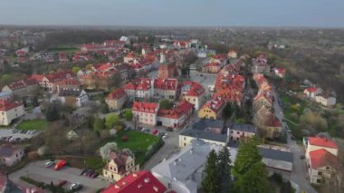 Sandomierz 'e yapılan hava aracı görüntüsü Polonya' da Vistula Nehri 'nin yedi tepesinde yer alan ortaçağ küçük bir kasabadır..