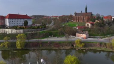 Sandomierz 'e yapılan hava aracı görüntüsü Polonya' da Vistula Nehri 'nin yedi tepesinde yer alan ortaçağ küçük bir kasabadır..