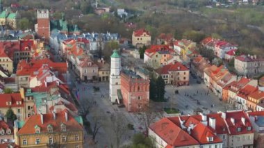 Sandomierz 'e yapılan hava aracı görüntüsü Polonya' da Vistula Nehri 'nin yedi tepesinde yer alan ortaçağ küçük bir kasabadır..