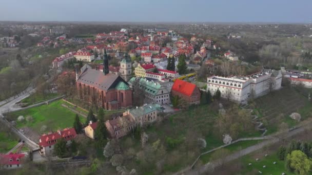 ポーランドの中世の小さな町サンドミシュへの空中ドローンビューは 7つの丘の上にヴィスラ川に位置し したがって 時にはリトルローマと呼ばれる — ストック動画