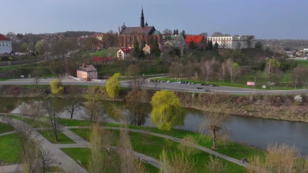 ポーランドの中世の小さな町サンドミシュへの空中ドローンビューは 7つの丘の上にヴィスラ川に位置し したがって 時にはリトルローマと呼ばれる — ストック動画