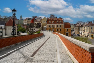 Güneşli bahar gününde, Lublin 'in Eski Kasabası' ndaki geleneksel renkli konutların manzarası.