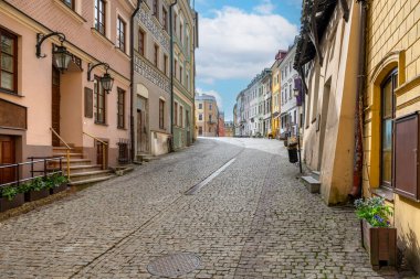 Güneşli bahar gününde, Lublin 'in Eski Kasabası' ndaki geleneksel renkli konutların manzarası.