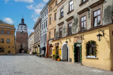 Güneşli bahar gününde, Lublin 'in Eski Kasabası' ndaki geleneksel renkli konutların manzarası.