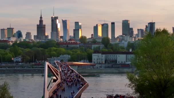 波兰瓦尔斯泽 2024年4月9日 华沙市中心全景尽收眼底 矗立在四月份新开的人行天桥和自行车桥的现代形状之上 是一座充满活力的纪念碑和现代摩天大楼的混合体 — 图库视频影像