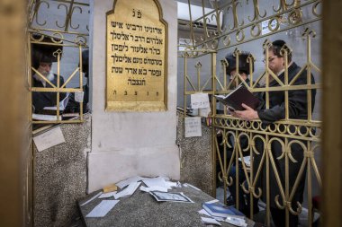 Lezajsk, Polonya - 30 Mart 2024: Dünyanın dört bir yanından gelen Hasidik Yahudilerin hac yolculuğu sırasında Güney Doğu Polonya 'daki Rzeszow yakınlarındaki Lezajsk' ta bulunan Tzadik Elimelech Weissblum 'un mezarına Yahudi diasforası üyeleri.