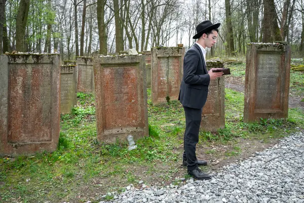 2024年3月31日 ポーランドのレジャズク 2024年3月31日 世界中のハジド系ユダヤ人の巡礼の間にユダヤ人のディアスポラのメンバー 南東ポーランドのレジソウ近郊のレズジャスクのタジク エリメレク ワイスブルクの墓に ロイヤリティフリーのストック画像