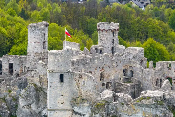波兰Ogrodzieniec岩石上中世纪城堡的废墟 西里西亚波兰人侏罗纪高地一个叫做老鹰窝的据点 图库照片