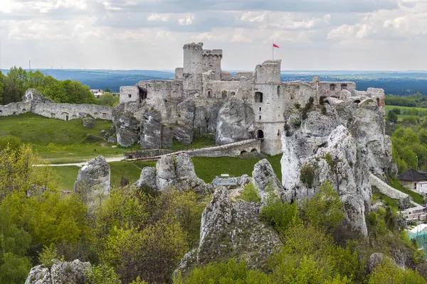 波兰Ogrodzieniec岩石上中世纪城堡的废墟 西里西亚波兰人侏罗纪高地一个叫做老鹰窝的据点 图库图片