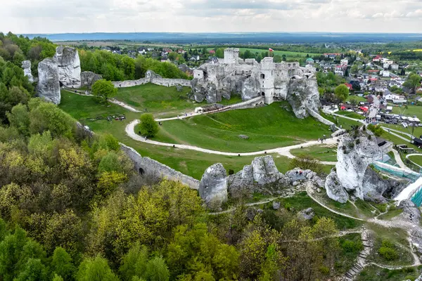 波兰Ogrodzieniec岩石上中世纪城堡的废墟 西里西亚波兰人侏罗纪高地一个叫做老鹰窝的据点 免版税图库图片