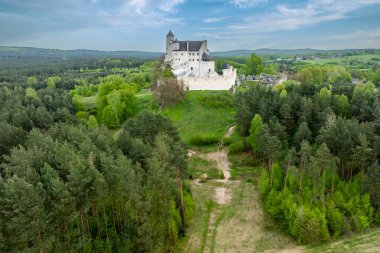 Bobolice Kalesi - Myszkow bölgesinde, Silezkow bölgesinde, Kartal Yuvaları adı verilen Bobolice köyünde inşa edilen Jura Krakowsko-Czestochowska 'daki bir kalenin kalıntıları..