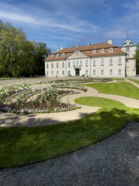 Nieborow 'daki parkta bir saray. Mazovia Voyvodalığı, Polonya