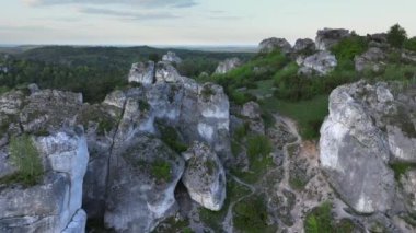 Polonya 'nın Krakow Czestochowa tepesindeki Zborow Dağı.