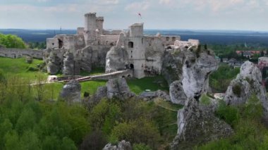 Polonya 'nın Ogrodzieniec kentindeki kayadaki ortaçağ şatosunun kalıntıları. Silezya 'da Polonya' nın Jurassic Highland bölgesindeki Kartal Yuvaları adlı kalelerden biri..
