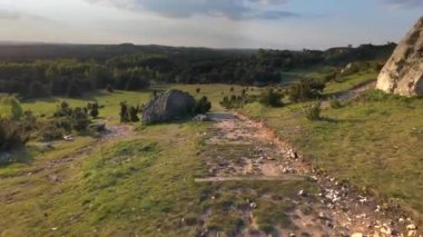 Jura Krakowsko 'daki Olsztyn yakınlarındaki Biaklo Dağı Czestochowska Upland, Silezya, Polonya