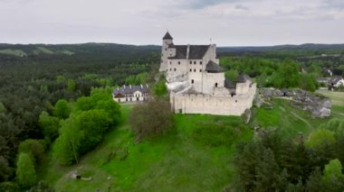 Polonya 'daki Ortaçağ Bobobitleri Kalesi kalıntıları