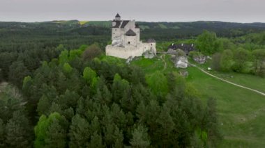 Polonya 'daki Ortaçağ Bobobitleri Kalesi kalıntıları