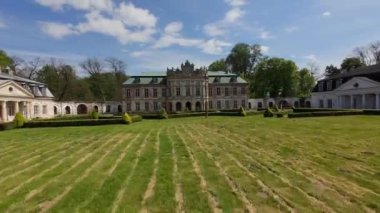 FPV insansız hava aracı Szczekociny, Silesia Voyvoda, Polonya 'daki sarayın üzerinde uçuyor.