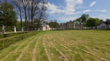 FPV insansız hava aracı Szczekociny, Silesia Voyvoda, Polonya 'daki sarayın üzerinde uçuyor.