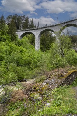 Landwasser Viaduct, altı kemerli kıvrımlı kireçtaşı demiryolu viyadudur. İsviçre 'deki Graubunden kantonunda Schmitten ve Filisur arasındaki Landwasser' ı kapsar..
