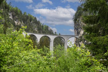 Landwasser Viaduct, altı kemerli kıvrımlı kireçtaşı demiryolu viyadudur. İsviçre 'deki Graubunden kantonunda Schmitten ve Filisur arasındaki Landwasser' ı kapsar..