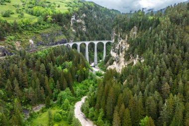 Landwasser Viaduct, altı kemerli kıvrımlı kireçtaşı demiryolu viyadudur. İsviçre 'deki Graubunden kantonunda Schmitten ve Filisur arasındaki Landwasser' ı kapsar..