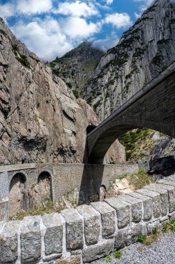 İsviçre 'deki Andermatt yakınlarındaki şeytan köprüsü.
