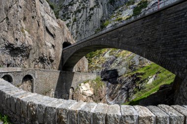 İsviçre 'deki Andermatt yakınlarındaki şeytan köprüsü.