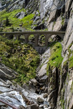 İsviçre 'deki Andermatt yakınlarındaki şeytan köprüsü.