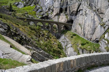 İsviçre 'deki Andermatt yakınlarındaki şeytan köprüsü.