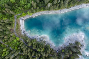 İsviçre 'de Canton Graubunden yakınlarındaki Cauma Gölü' nün çarpıcı manzarası. Caumasee Gölü, kristal temiz gölün ortasında küçük bir ada..