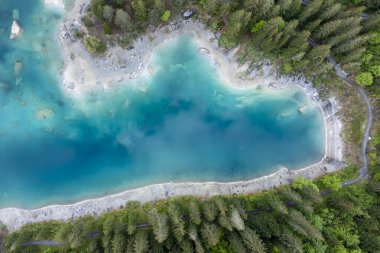 İsviçre 'de Canton Graubunden yakınlarındaki Cauma Gölü' nün çarpıcı manzarası. Caumasee Gölü, kristal temiz gölün ortasında küçük bir ada..