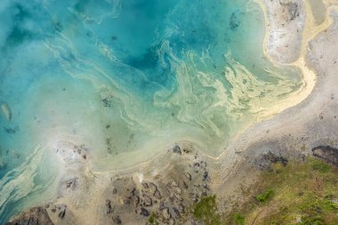 İsviçre 'de Canton Graubunden yakınlarındaki Cauma Gölü' nün çarpıcı manzarası. Caumasee Gölü, kristal temiz gölün ortasında küçük bir ada..