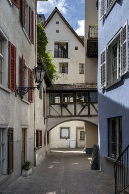 İsviçre 'nin eski Chur kasabasında kürek evi olan dar bir sokak.