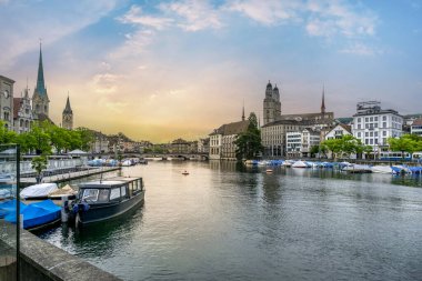 İsviçre 'nin Zürih kenti Zürih Gölü kıyısında yer almaktadır. Şehir çeşitli tarihi ve kültürel etkinliklere ev sahipliği yapmaktadır..