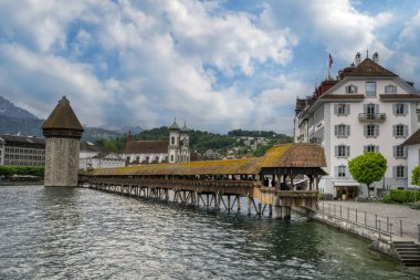Ünlü Şapel köprüden Lucerne tarihi kent merkezi, kentin sembolü ve bir İsviçre'nin başlıca turistik ve Gösterim güneşli bir yaz, Canton, Lucerne, İsviçre
