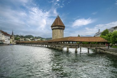 Ünlü Şapel köprüden Lucerne tarihi kent merkezi, kentin sembolü ve bir İsviçre'nin başlıca turistik ve Gösterim güneşli bir yaz, Canton, Lucerne, İsviçre