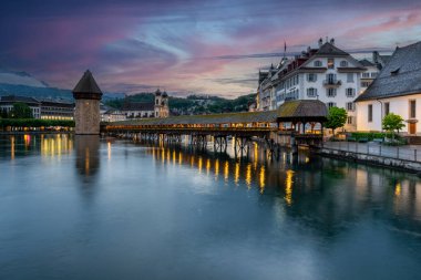 Şehrin tarihi şehir merkezi Lucerne 'deki ünlü Chapel Köprüsü ve İsviçre' nin alacakaranlık saatindeki başlıca turistik eğlence ve manzaralarından biri olan Lucerne Kantonu, İsviçre