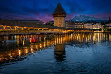 Lucerne şehir merkezinin ünlü Chapel Köprüsü ve Alp Dağları, Lucerne Kantonu, İsviçre