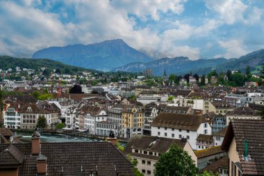 Lucerne 'nin tarihi şehir merkezi Alp dağları ve gölü (Vierwaldstattersee), Luzern Kantonu, İsviçre