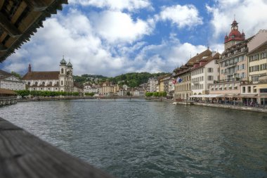 Lucerne 'nin tarihi merkezinin, Reuss nehrinin üzerinde yaya köprüsü bulunan görkemli manzarası.