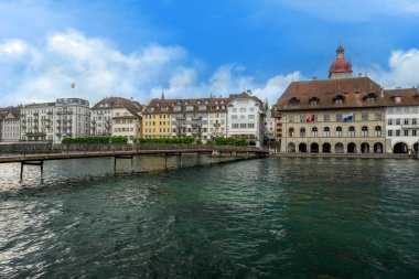 Lucerne 'nin tarihi merkezinin, Reuss nehrinin üzerinde yaya köprüsü bulunan görkemli manzarası.