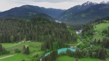 İsviçre 'deki Canton Graubunden Kantonu yakınlarında turkuaz suyu olan küçük nehrin insansız hava aracı görüntüsü..