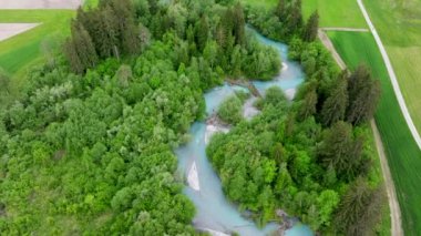 İsviçre 'deki Canton Graubunden Kantonu yakınlarında turkuaz suyu olan küçük nehrin insansız hava aracı görüntüsü..