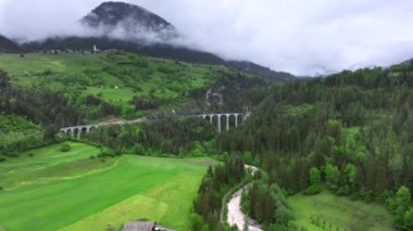 Landwasser Viaduct, altı kemerli kıvrımlı kireçtaşı demiryolu viyadudur. İsviçre 'deki Graubunden kantonunda Schmitten ve Filisur arasındaki Landwasser' ı kapsar..