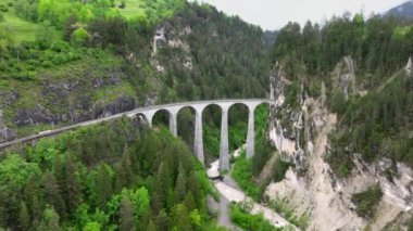 Landwasser Viaduct, altı kemerli kıvrımlı kireçtaşı demiryolu viyadudur. İsviçre 'deki Graubunden kantonunda Schmitten ve Filisur arasındaki Landwasser' ı kapsar..