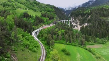 Landwasser Viaduct, altı kemerli kıvrımlı kireçtaşı demiryolu viyadudur. İsviçre 'deki Graubunden kantonunda Schmitten ve Filisur arasındaki Landwasser' ı kapsar..