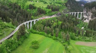 Landwasser Viaduct, altı kemerli kıvrımlı kireçtaşı demiryolu viyadudur. İsviçre 'deki Graubunden kantonunda Schmitten ve Filisur arasındaki Landwasser' ı kapsar..