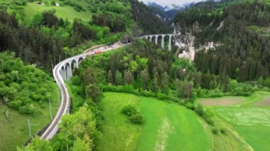 Landwasser Viaduct, altı kemerli kıvrımlı kireçtaşı demiryolu viyadudur. İsviçre 'deki Graubunden kantonunda Schmitten ve Filisur arasındaki Landwasser' ı kapsar..